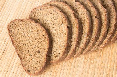 birçok masada ekmek parçaları