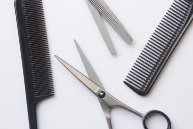 makas saç fırçası kuaförlük beyaz arka plan