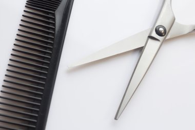 makas saç fırçası kuaförlük beyaz arka plan