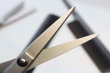 makas saç fırçası kuaförlük beyaz arka plan