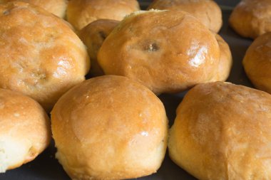 bir fırın tepsisine fazla el yapımı turta