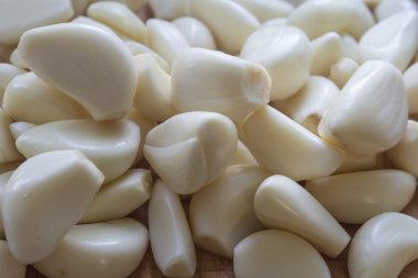 Diş soyulmuş sarımsak yemek