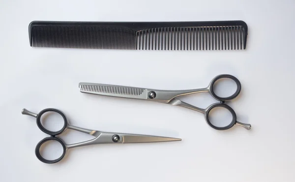 Tijeras cepillo de pelo peluquería fondo blanco — Foto de Stock