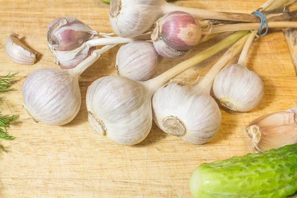 Aglio verdi sulla tavola — Foto Stock