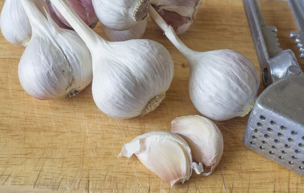 Vitlök gröna i styrelsen — Stockfoto