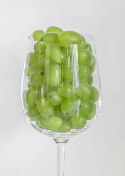 Raisins dans un verre de vin — Photo