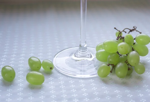 Raisins dans un verre de vin — Photo