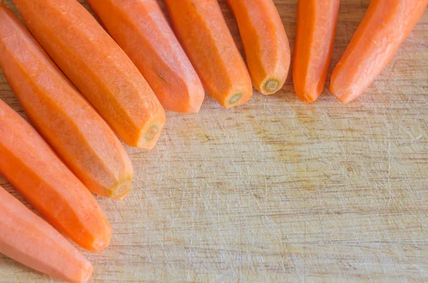 Un sacco di carote sul tavolo — Foto Stock