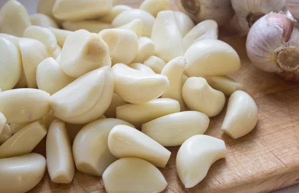 Peeled garlic cloves cooking — Stock Photo, Image