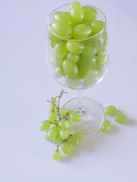 Trauben in einem Glas Wein — Stockfoto