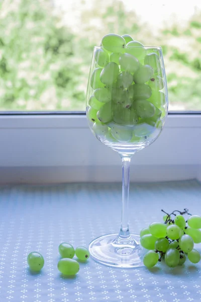 Виноград в бокале вина — стоковое фото