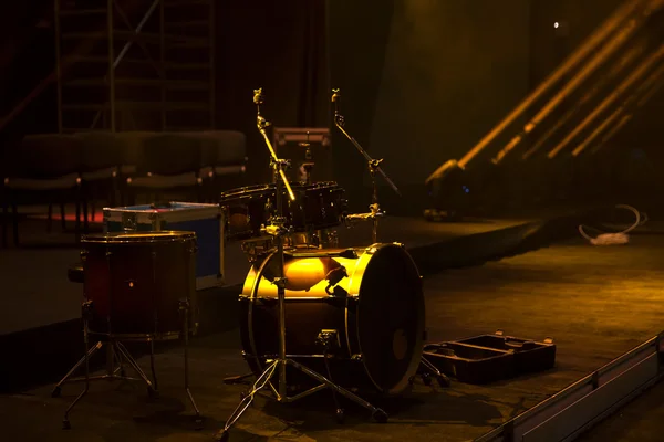 küme Sahne Alanı'nda bir konser salonunda davul. Spot renk sahnede bateri seti.