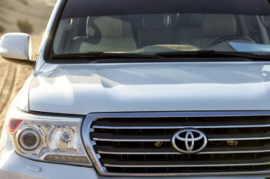 Birçok Toyota cip geleneksel Dubai Desert Dune sopa olarak da adlandırılan Safari, katılmak hazırsınız demektir. Çöl safari Dubai.Dubai, Birleşik Arap Emirlikleri - turistler arasında popüler bir etkinlik 28 Şubat 2016 olduğunu.