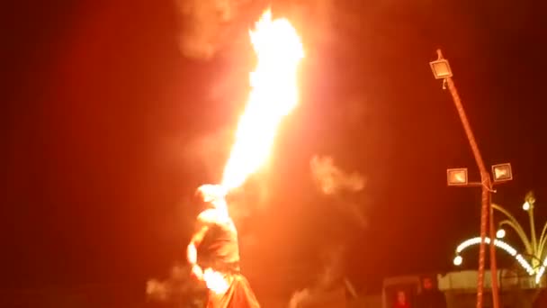 Festa de show de fogo na praia. Homem não identificado executando uma dança com fogo.Dubai safari tour camp. Dubai, Emirados Árabes Unidos 28 Fev 2016 — Vídeo de Stock