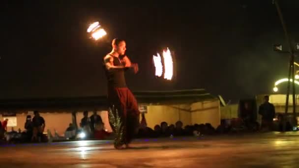 Festa de show de fogo na praia. Homem não identificado executando uma dança com fogo.Dubai safari tour camp. Dubai, Emirados Árabes Unidos 28 Fev 2016 — Vídeo de Stock