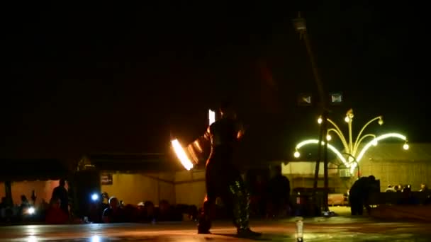 Ogień Pokaż festiwalu na plaży. Niezidentyfikowany mężczyzna wykonuje taniec z ogniem. Dubaj safari tour camp. Dubai, Zjednoczone Emiraty Arabskie 28 lutego 2016 — Wideo stockowe