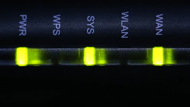 Τα φώτα του εξοπλισμού στο διαδίκτυο (Wi-Fi, ασύρματο δρομολογητή) σε σκούρο φόντο. Ένα καλώδιο μόντεμ πρόσοψη και δίοδοι φωτισμού. Internet μόντεμ. — Αρχείο Βίντεο