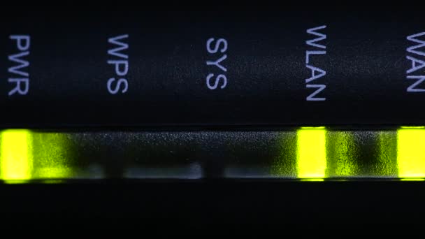 Τα φώτα του εξοπλισμού στο διαδίκτυο (Wi-Fi, ασύρματο δρομολογητή) σε σκούρο φόντο. Ένα καλώδιο μόντεμ πρόσοψη και δίοδοι φωτισμού. Internet μόντεμ. — Αρχείο Βίντεο