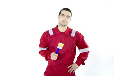Erkek ressam işçi kırmızı üniformalı boya fırçası ile portresi. Beyaz boya fırça, kız boyama için hazır izole holding ciddi adam