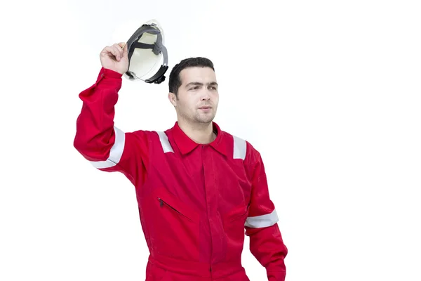 Ciddi erkek inşaat işçisi kırmızı üniformalı güvenlik kask - izole holding kısa siyah saçlı. Kırmızı üniformalı kask üzerinde beyaz izole holding sanayi işçisi.