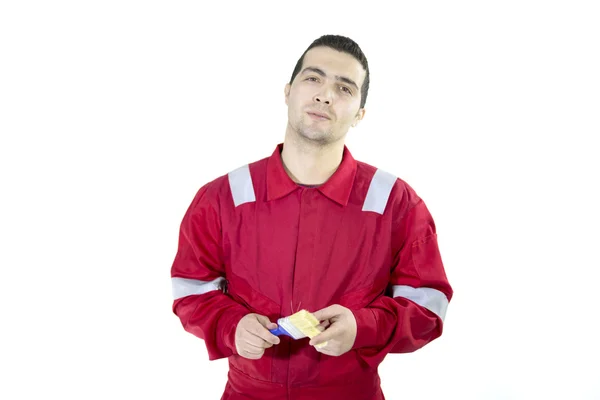 Erkek ressam işçi kırmızı üniformalı boya fırçası ile portresi. Beyaz boya fırça, kız boyama için hazır izole holding ciddi adam