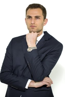 Klasik takım chin, beyaz zemin üzerine el tutmak düşünceli yakışıklı genç iş adamı.