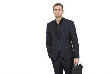 kısa durumda tutarak ve beyaz arka plan üzerinde yürüyüş iş adamı