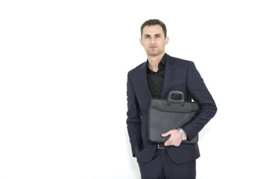 Tanınmayan işadamı geri beyaz zemin üzerine izole çanta