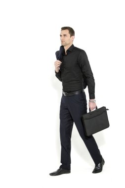 bir evrak çantası elinde yürüyüş iş adamı. 