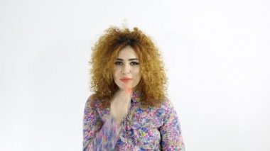 Beyaz bir arka plan karşı bir öpücük göndermek bir şehvetli genç beyaz bir kadın portresi. Genç kadının hava öpücük gönderme Üstten Görünüm.