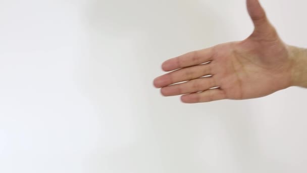 Primer plano del apretón de manos de hombre y mujer desnudos sobre fondo blanco aislado. Mujer y hombre manos saludando de varias maneras . — Vídeo de stock