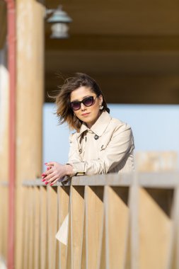 deniz üzerinde balkonda orta yaşlı kadın portresi 