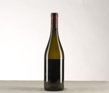 Kırmızı şarap ve beyaz arka planda izole edilmiş bir şişe.