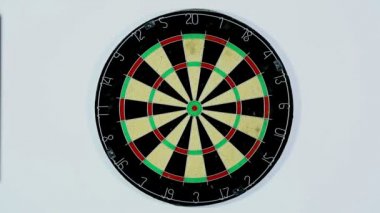 Bir dart tahtası boğa göz grevler. Geniş bir dart tahtası aşağıdan vurdu, üç isabet ile Dart. 