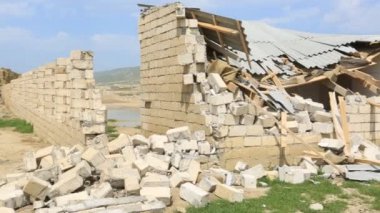 Yıkılan bina - moloz. Yıkık yıkılan ev