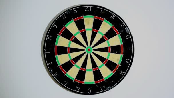 Dart uderza bulls-eye tarczy. Szeroko strzał z rzutkami od dołu, trzy rzutki z bull's eye. — Wideo stockowe