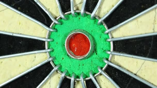 Een dart lijkt de bulls-eye van een dartbord. macro — Stockvideo