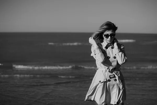 Jovem deprimida perto do mar em um dia ventoso — Fotografia de Stock