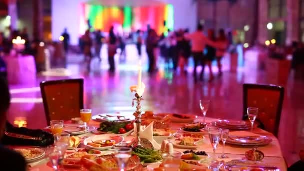 Grupo de personas borrosas bailando en una sala de banquetes oscuros para una recepción de boda — Vídeos de Stock