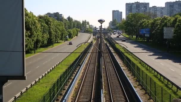 Zug fährt durch die Landschaft, bewegt Bahngleise — Stockvideo