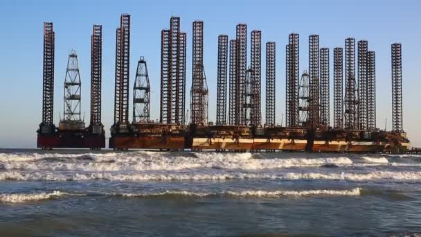 Beach waves with oil platform in ocean — Stock Video