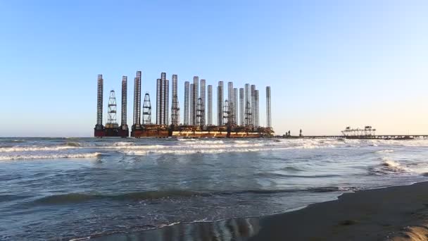 Ondas de praia com plataforma de petróleo no oceano. Mar Cáspio plataforma de perfuração de plataformas de petróleo offshore ao largo de Baku, Azerbaijão . — Vídeo de Stock