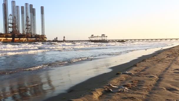 海滩波在海洋石油平台。里海海上石油钻井平台钻井平台关闭巴库，阿塞拜疆. — 图库视频影像