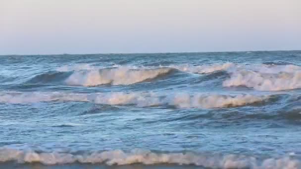 Ola estrellándose playa del mar Caspio en la costa norte de Bakú. Olas en la playa de arena al atardecer. Luz solar en la costa tropical del océano por la noche . — Vídeos de Stock