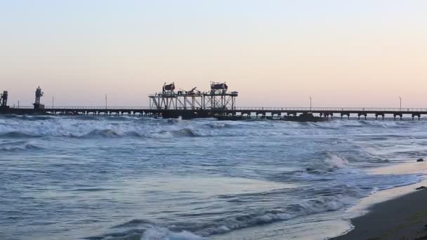 Olas de playa con plataforma petrolífera en el océano. Mar Caspio plataforma de perforación de plataformas petrolíferas en alta mar frente al Bakú, Azerbaiyán . — Vídeo de stock