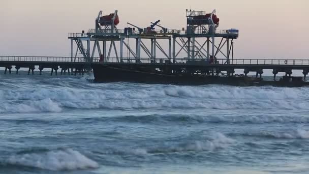 Gelombang pantai dengan platform minyak di laut. Peron pengeboran minyak lepas pantai Laut Kaspia dari Baku, Azerbaijan . — Stok Video