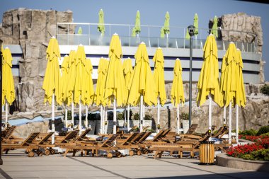 Şemsiye havuzu sandalye - vintage filtre ve sunflare etkisi