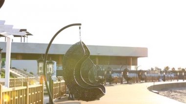 Yuvarlak modern mobilya plastik hasır sandalyeleri bahçesinde. Aquapark, Bakü, Azerbaycan