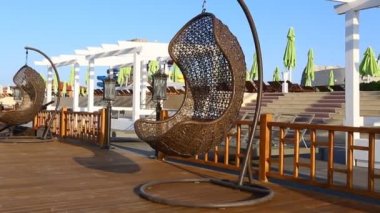 Yuvarlak modern mobilya plastik hasır sandalyeleri bahçesinde. Aquapark, Bakü, Azerbaycan