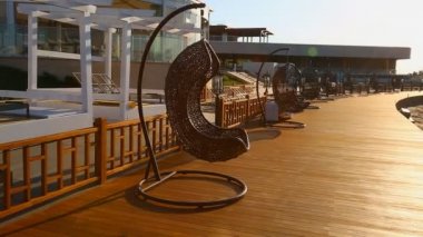 Yuvarlak modern mobilya plastik hasır sandalyeleri bahçesinde. Aquapark, Bakü, Azerbaycan